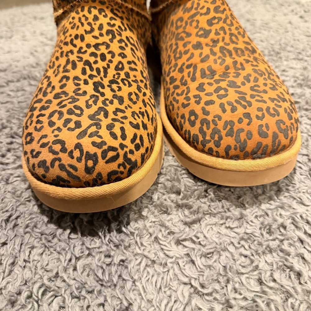 UGG Y2K Style Brown Leopard Print Boots with Faux Fur - Picture 6 of 8